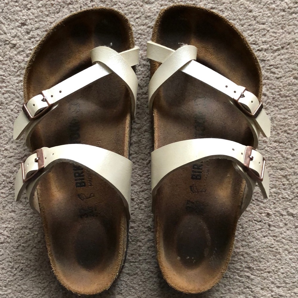 Women’s pearl white Mayari Birkenstock sandals.